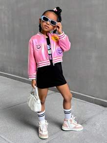 SHEIN Explorewe 2 pièces Set de jeunes filles avec couche d'air rose et imprimé noir / Ce set est composé d'un tissu avec revêtement lavable à la main, le panneau avant est décoré d'une broderie de visages souriants tricolores, doublé avec une doublure thermique, assorti à une robe noire ajustée avec des imprimés amusants, très adapté aux enfants dynamiques qui aiment les paillettes. Nouvelle arrivée Automne/Hiver - Rose bonbon - Voir 8