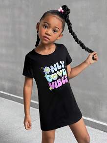 SHEIN Explorewe 2 pièces Set de jeunes filles avec couche d'air rose et imprimé noir / Ce set est composé d'un tissu avec revêtement lavable à la main, le panneau avant est décoré d'une broderie de visages souriants tricolores, doublé avec une doublure thermique, assorti à une robe noire ajustée avec des imprimés amusants, très adapté aux enfants dynamiques qui aiment les paillettes. Nouvelle arrivée Automne/Hiver - Rose bonbon - Voir 9