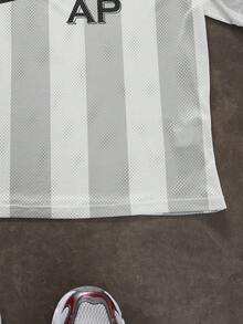 Manfinity RebelGame 男士宽松V领短袖印花针织T恤 - 彩色 - 查看 4