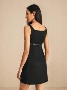 Poéselle 女式黑色无袖迷你连衣裙：时尚秋季单品，配有胸下腰带细节和侧袋，可单独穿着或与裤子搭配，非常适合街头风格、日常服装、派对和返校活动。