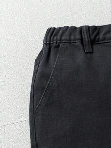 Jugendliche/Junge Herren Gerade geschnittene, verwaschenene Jeans mit schwarzem Patchwork und Tarnmuster mit Baumprint