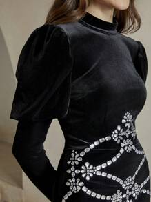 Anewsta Elegantes schwarzes lang ärmeliges Kleid aus Samt mit Prägung, Rollkragen und aufgeblähten Ärmeln - Schwarz - Übersicht 3