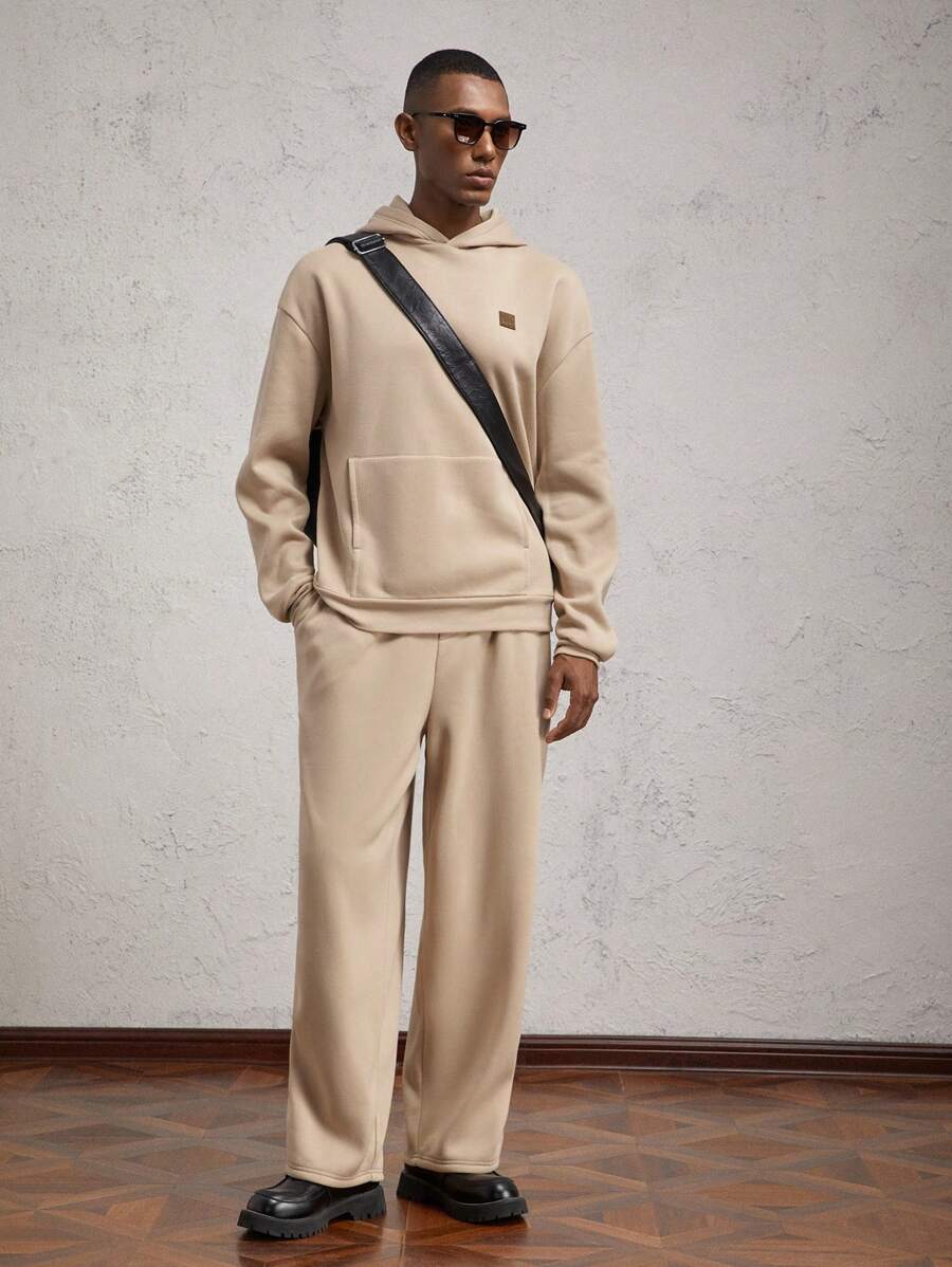 AKNOTIC Business Casual 2 件男士宽松落肩长袖连帽衫和裤子套装，卡其色字母补丁休闲装，适合秋冬 - 卡其色 - 查看 1