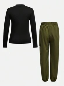 SHEIN 2 piezas Conjunto de niña preadolescente con camiseta de manga corta con estampado de letras y cuello negro, y pantalón de carga verde oliva