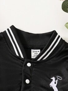 男婴黑色刺绣 Polo 衫和配套牛仔裤套装。这款时尚服装采用优质面料和工艺制成，是您宝宝衣柜的完美选择，适合日常活动、户外游戏、特殊场合和拍照。这款经典 Polo 衫和牛仔裤套装将让您的宝宝在每个珍贵时刻保持温暖、时尚和可爱。 - 彩色 - 查看 9