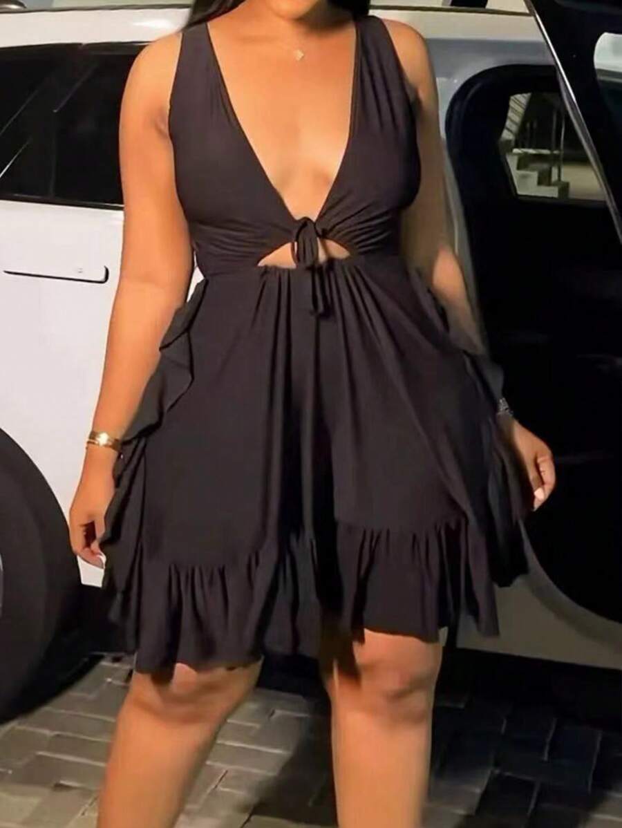SHEIN Slayr Vestido corto de verano para mujer con escote en V profundo, nudo delantero, recorte hueco y dobladillo con volantes en unicolor - Negro - Ver 1