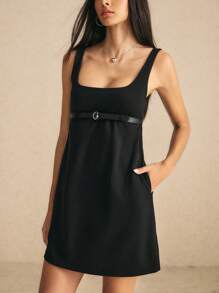Poéselle 女式黑色无袖迷你连衣裙：时尚秋季单品，配有胸下腰带细节和侧袋，可单独穿着或与裤子搭配，非常适合街头风格、日常服装、派对和返校活动。