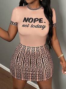 Slaydiva 休闲通勤优雅夏季套装 - 圆领短袖紧身上衣配字母图案和高腰 A 字迷你裙，黑白撞色针织 2 件套女士 - 杏色 - 查看 1