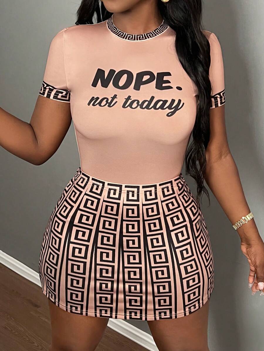 Slaydiva 休闲通勤优雅夏季套装 - 圆领短袖紧身上衣配字母图案和高腰 A 字迷你裙，黑白撞色针织 2 件套女士 - 杏色 - 查看 1
