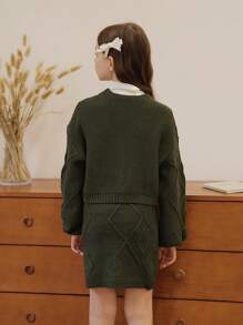 Tween Girls 绿色手工钩针装饰套头衫和 A 字裙套装，展现精致优雅的风格。手工钩针 3D 装饰设计增添了精致而奢华的细节