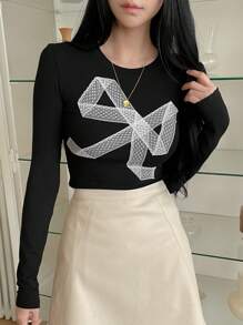 DAZY Camiseta ajustada de manga larga con cuello redondo y estampado de lazo, camiseta gráfica para mujer de otoño