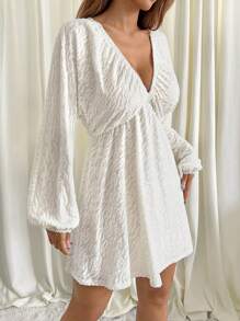 SHEIN EZwear 长袖纯色激光切割 V 领休闲连衣裙，春秋