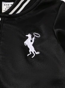 男婴黑色刺绣 Polo 衫和配套牛仔裤套装。这款时尚服装采用优质面料和工艺制成，是您宝宝衣柜的完美选择，适合日常活动、户外游戏、特殊场合和拍照。这款经典 Polo 衫和牛仔裤套装将让您的宝宝在每个珍贵时刻保持温暖、时尚和可爱。 - 彩色 - 查看 4