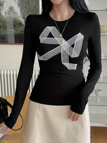 DAZY Camiseta ajustada de manga larga con cuello redondo y estampado de lazo, camiseta gráfica para mujer de otoño