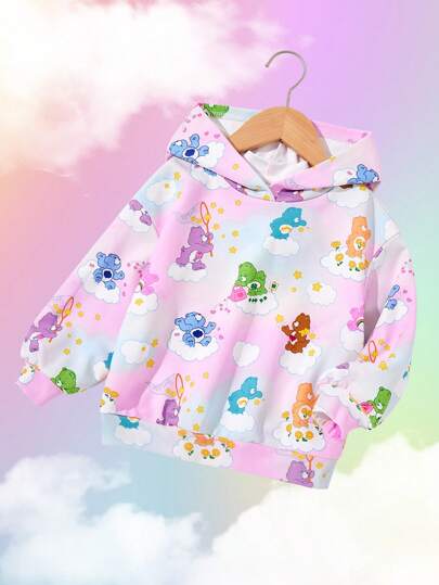 SHEIN X Care Bears 年轻女孩扎染云朵印花彩色熊宽松连帽衫、运动衫