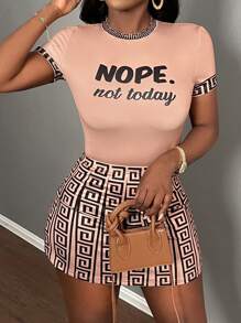 Slaydiva 休闲通勤优雅夏季套装 - 圆领短袖紧身上衣配字母图案和高腰 A 字迷你裙，黑白撞色针织 2 件套女士 - 杏色 - 查看 4