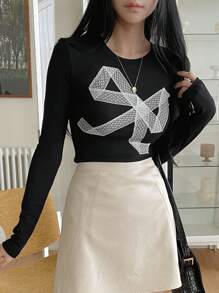 DAZY Camiseta ajustada de manga larga con cuello redondo y estampado de lazo, camiseta gráfica para mujer de otoño