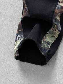 Jugendliche/Junge Herren Gerade geschnittene, verwaschenene Jeans mit schwarzem Patchwork und Tarnmuster mit Baumprint