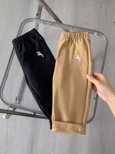 SHEIN 2 件婴儿男童/女童编织面料四季服装，无穷魅力和惊喜。每一条线条，每一种配色，都从外在融合了现代简约与古典优雅，兼具时尚流畅与经典魅力。