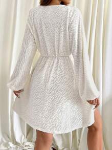 SHEIN EZwear 长袖纯色激光切割 V 领休闲连衣裙，春秋