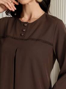 Al Najma 女士纯色纽扣装饰半襟灯笼袖优雅连衣裙，休闲朴素长袖束腰长款阿拉伯连衣裙，适合休闲日常/家居服 - 棕色 - 查看 5