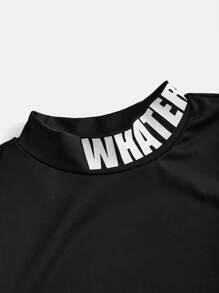 SHEIN 2 piezas Conjunto de niña preadolescente con camiseta de manga corta con estampado de letras y cuello negro, y pantalón de carga verde oliva