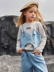 SHEIN Set de 3 piezas compuesto por tirantes vaqueros azul claro de moda para niñas, combinado con una parte superior de manga larga gris y pantalones vaqueros. Los tirantes pueden ajustarse para adaptarse a niños de diferentes edades, siendo prácticos y pensados. Los pantalones tienen bolsillos funcionales, combinando la utilidad de los pantalones cargo y agregando capas al aspecto general. Adecuado para uso diario casual y actividades al aire libre, apropiado para las temporadas de otoño e invierno. - Verde Oscuro - Ver 3