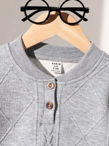 SHEIN BabyboyBabygirl 男童两件套套装。圆领、长袖、休闲时尚上衣搭配休闲长裤。这套服装非常适合户外度假，为小宝宝提供舒适轻松的外观。简约时尚的设计确保小宝宝在户外探险期间保持舒适和时尚。适合温和天气穿着 - 灰色 - 查看 4