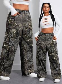 SHEIN ICON Pantalones vaqueros de talla grande para mujer con estampado de camuflaje y múltiples bolsillos