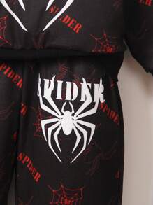 SHEIN Młody chłopiec modny swobodny zestaw bluzy z nadrukiem pająka i spodni dresowych, odpowiedni na występ na imprezie Halloween, kostium na Halloween