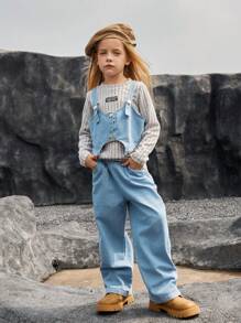 SHEIN Set de 3 piezas compuesto por tirantes vaqueros azul claro de moda para niñas, combinado con una parte superior de manga larga gris y pantalones vaqueros. Los tirantes pueden ajustarse para adaptarse a niños de diferentes edades, siendo prácticos y pensados. Los pantalones tienen bolsillos funcionales, combinando la utilidad de los pantalones cargo y agregando capas al aspecto general. Adecuado para uso diario casual y actividades al aire libre, apropiado para las temporadas de otoño e invierno. - Verde Oscuro - Ver 1