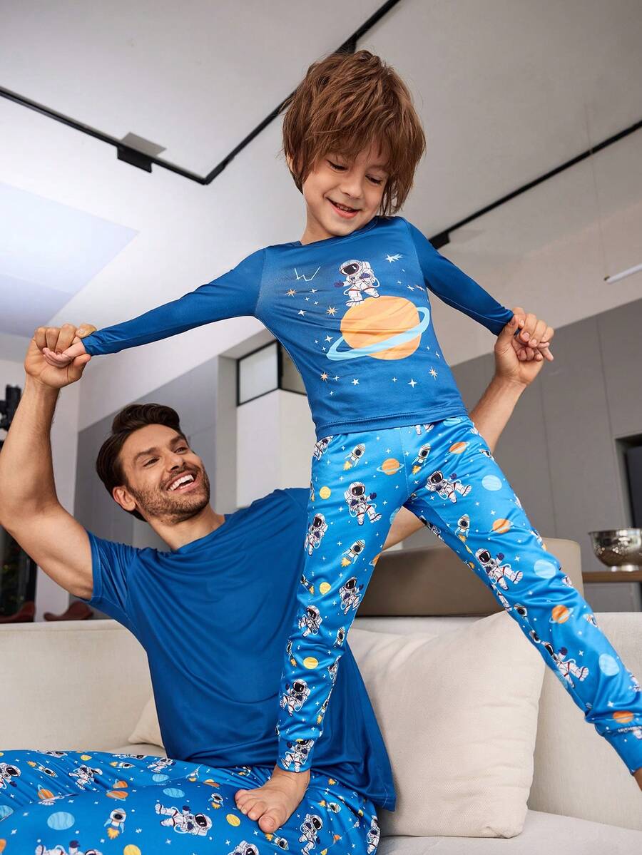 Conjuntos a juego ajustados de niño pequeño, manga larga con estampado de astronauta y cielo estrellado, parte superior y pantalones - Multicolor - Ver 1