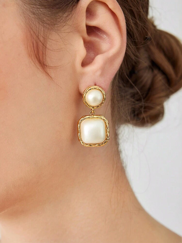 ARETES COLGANTES CHAPADOS EN ORO CON PERLAS ARTIFICIALES DE ESTILO VINTAGE