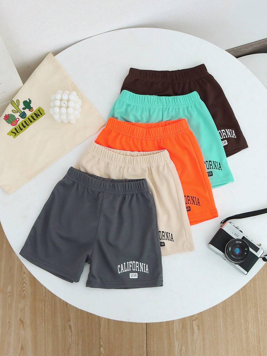 SHEIN 5 件套年轻男孩字母印花短裤夏季度假、度假、旅行、放松、日光浴 - 彩色 - 查看 1