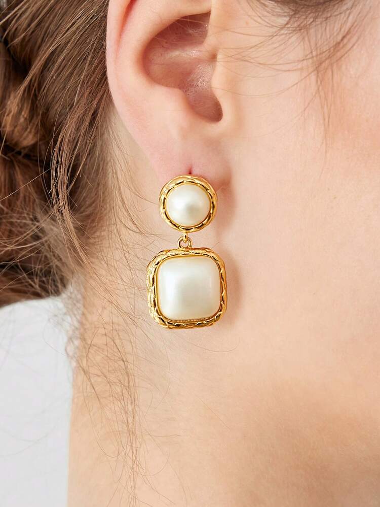 ARETES COLGANTES CHAPADOS EN ORO CON PERLAS ARTIFICIALES DE ESTILO VINTAGE
