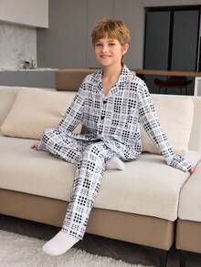 SHEIN 2 件装 Tween Boy 经典几何格子图案 Polo 领开衫衬衫和休闲裤家居服睡衣套装 - 彩色 - 查看 5