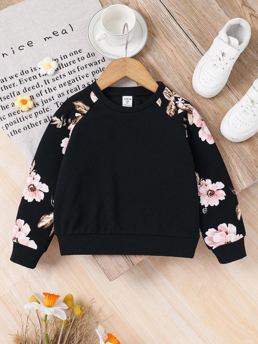 SHEIN LMoss Kids LMoss 年轻女孩针织心形印花圆领长袖运动衫，运动街头风格，返校日装秋季女童黑色运动衫女童黑色毛衣 - 黑色 - 查看 1