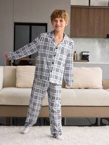 SHEIN 2 件装 Tween Boy 经典几何格子图案 Polo 领开衫衬衫和休闲裤家居服睡衣套装 - 彩色 - 查看 3