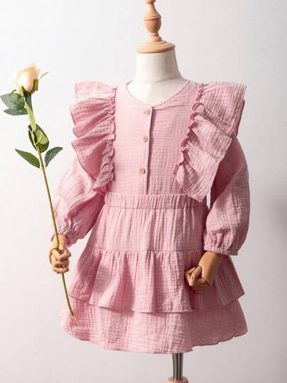 SHEIN Conjunto de blusa de manga corta y falda midi de tela texturizada rosa para niñas, diseño elegante y dulce. La tela texturizada le agrega un toque de sofisticación y profundidad, mientras que el estilo de manga larga es adecuado para varias estaciones. La falda puede tener un diseño sencillo o con capas, realzando la apariencia elegante y grácil. Apropiado para uso diario casual y actividades al aire libre, perfecto para las cálidas temporadas de primavera y otoño.