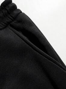 Manfinity LEGND Conjunto de sudadera con capucha y pantalón de chándal con estampado de calavera y letras para hombres de talla grande