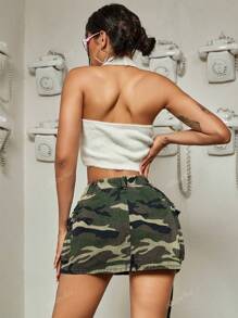 Minifalda de mezclilla en estilo Y2K con diseño de camuflaje vintage, bolsillos con solapa y cinta de carga, corte ajustado al Body