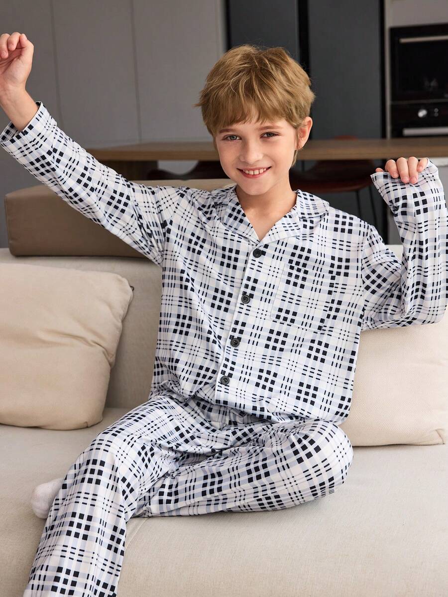 SHEIN 2 件装 Tween Boy 经典几何格子图案 Polo 领开衫衬衫和休闲裤家居服睡衣套装 - 彩色 - 查看 1