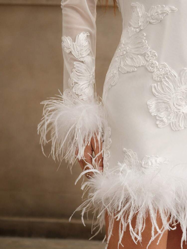 Robe moulante mini européenne et américaine sexy avec manches et ourlet ornés de plumes brodées et blanches