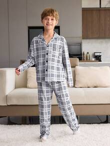 SHEIN 2 件装 Tween Boy 经典几何格子图案 Polo 领开衫衬衫和休闲裤家居服睡衣套装 - 彩色 - 查看 6