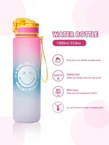 SmileyWorld® | SHEIN Botella de agua potable de 1000 ml/35 oz con tapa abatible, impresa con dibujos animados y eslogan, de PCTG, con degradado - Multicolor - Ver 3