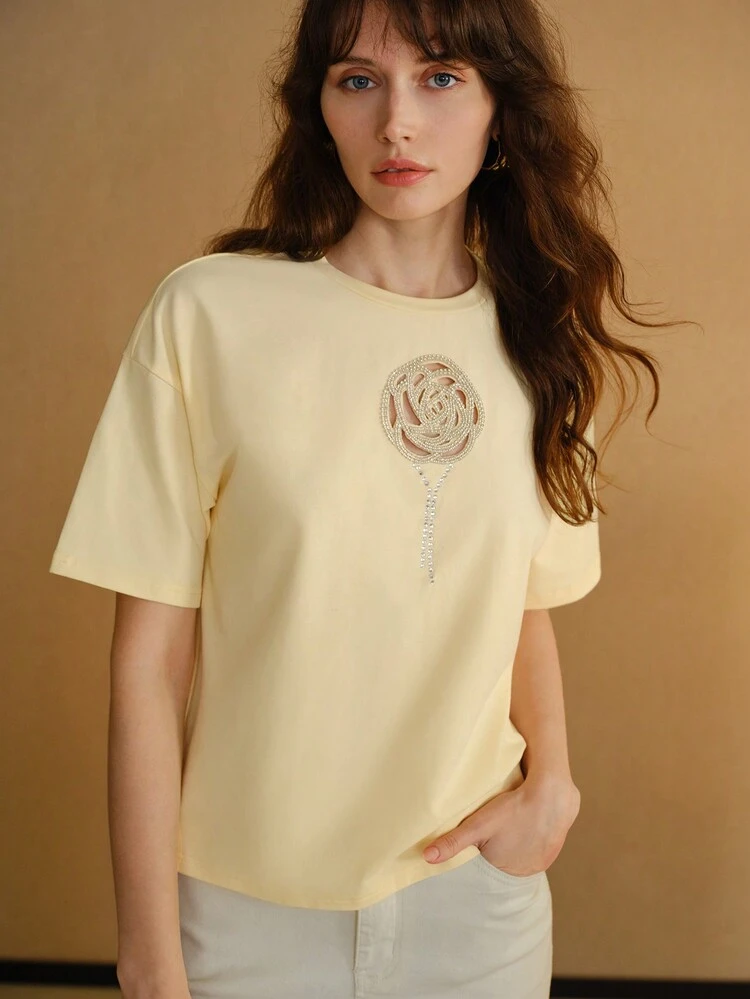 MOTF STUDIO CAMISETA OVERSIZED COM DECOTE OMBRO A OMBRO RECORTADA A LASER COM STRASS