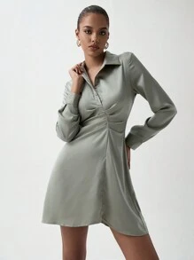 Chiquease V 领优雅褶腰缎面连衣裙 - 綠色 - 查看 3