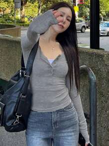 DAZY 女式纯色修身半襟纽扣长袖 T 恤，返校服装 - 灰色 - 查看 3