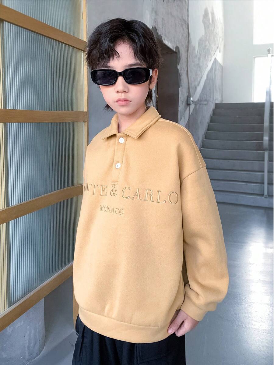 SHEIN Sudadera con capucha para niño preadolescente con estampado de letras caqui, ropa de otoño para niños, blusas de otoño, ropa de invierno para niños, ropa de otoño para niño pequeño, suéter lindo de Halloween, ropa de otoño para niños, blusas de otoño, camisas de otoño, camisa de Halloween, camisa negra, adecuada para ir a la escuela, actividades diarias, ocio, universidad, viajes, actividades deportivas, y adecuada para la temporada de otoño e invierno