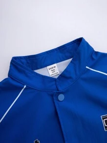 SHEIN 青少年男孩以赛车摩托车为主题的徽章采用鲜艳的蓝色夹克，适合秋季和冬季。它专为保暖而设计，非常适合休闲、居家和运动穿着。这款多功能简约的保暖内衬夹克具有防风功能，非常适合生日派对和郊游。 - 藍色 - 查看 5